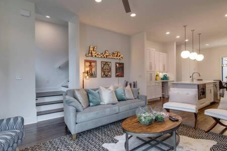 Gulch 3 Bedroom Getaway for 10, Rooftop, Garage 10 Mins to Broadway, 24 Hour Hospitality Team, Perfect for Groups
