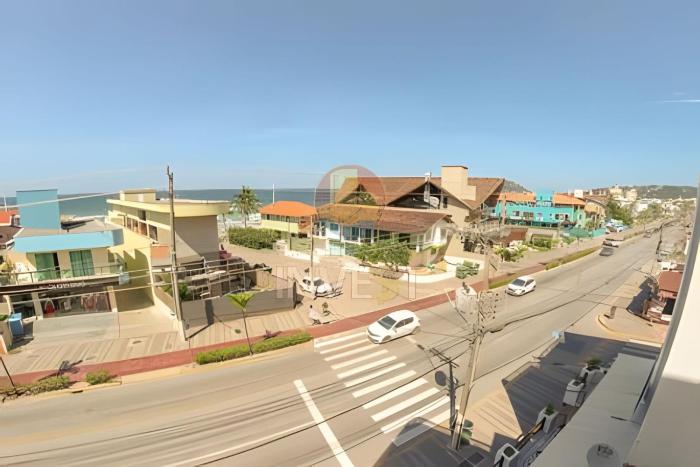 Apartamento com vista mar sobre a avenida