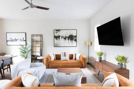 Spacious 4BR, Rooftop Patio, Garage, Walkable to Local Faves, 5 Mins to Nissan Stadium, Less than 10 Mins to Broadway, 24 Hr Hospitality, Great for Groups