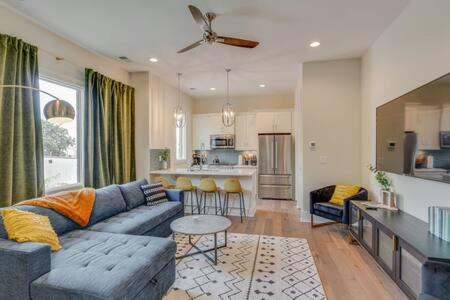 Chic Retreat, Garage, Rooftop patio, Walkable to Local Faves, 5 Mins to Nissan Stadium, Less than 10 Mins to Broadway, 24 Hr Hospitality, Great for Groups