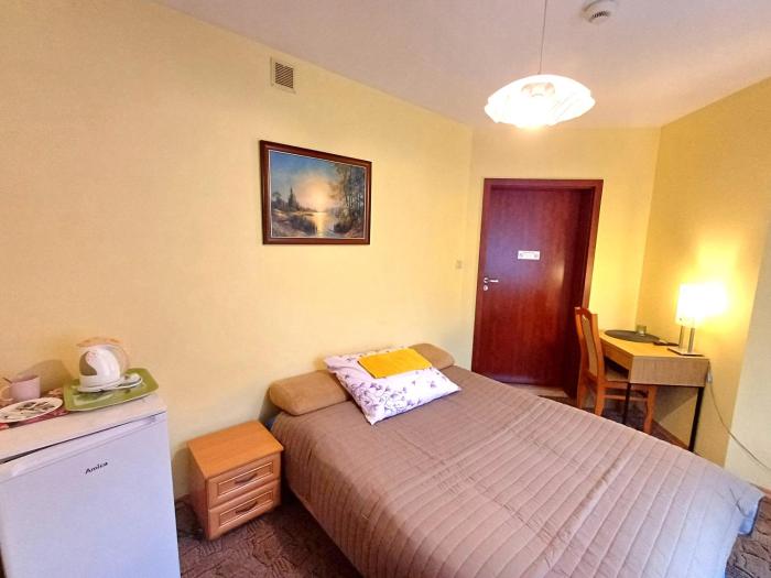 ŁÓDZKI DOM TURYSTYCZNY ŁÓDŹ Helenówek-Pokoje z łazienkami-Parking