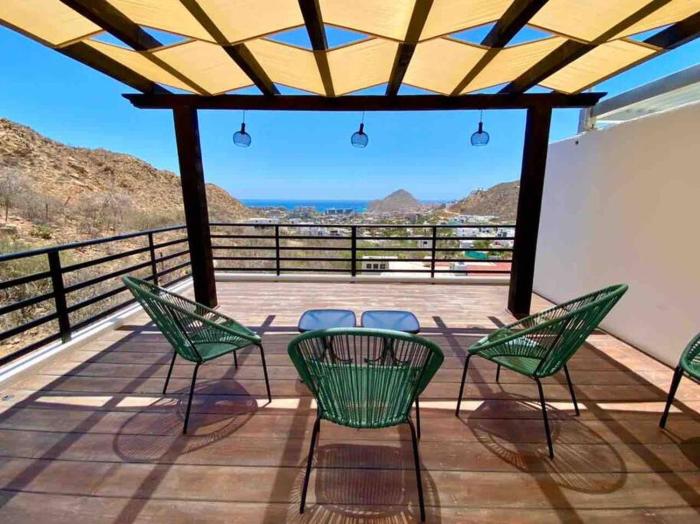 Beautiful New Condo Sea Breeze