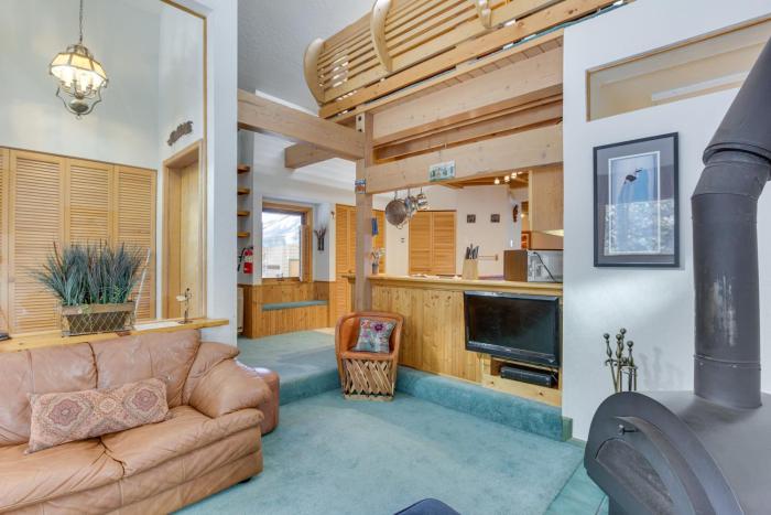 Angel Fire Condo with Mountain View Less Than 1 Mi to Slopes