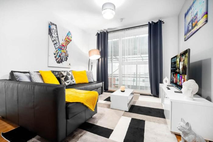 Urban 1BR Apartment + Free Parking By Azura Nights