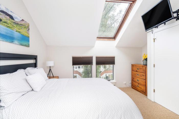 South facing condo close to ski access, groceries, shops and restaurants