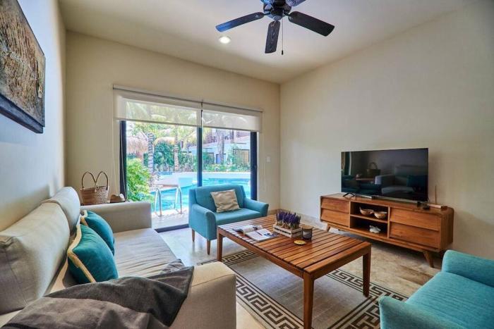 Zen Oasis Swim Up Condo Pool W Tiki Hut Bar + Gym