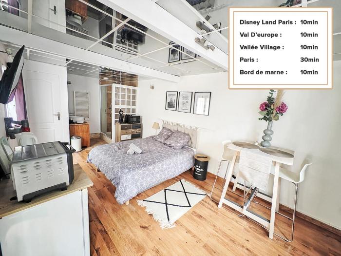 Magic Studio - Disneyland Paris Shopping village 9 minutes