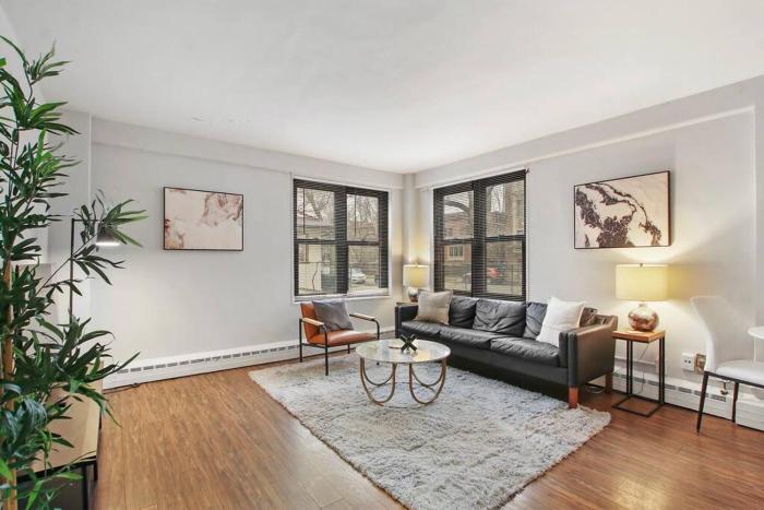 1BR Bright and Airy Apt in Hyde Park - Hyde Park 109 and 209 rep