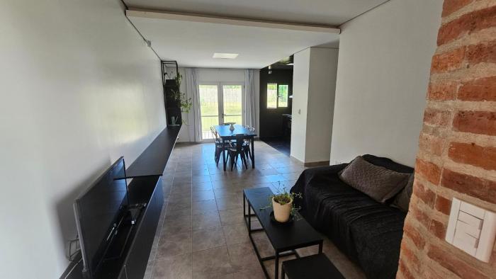 Casa J moderna con amplio jardín en barrio de profesionales