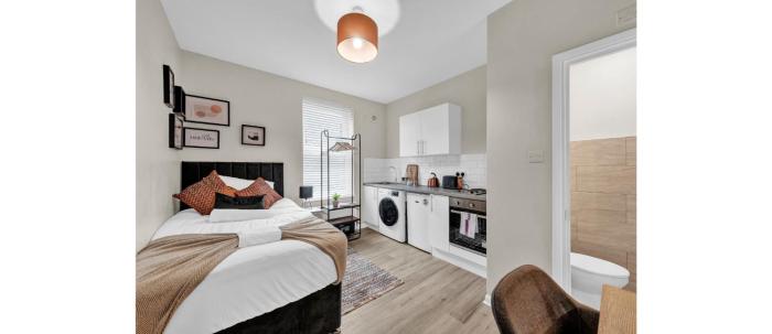 Minimalist Oasis: Airy Studio in Calming Neutrals