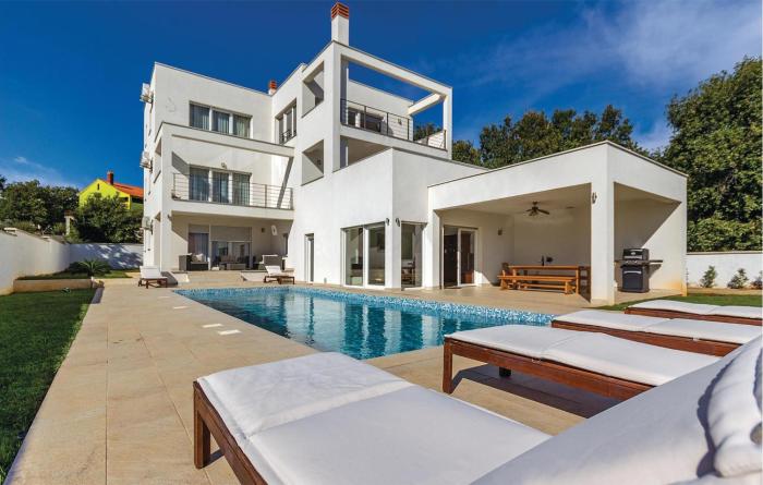 Beautiful Home In Liznjan With Kitchen