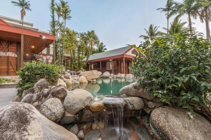 10 Wharf Street - a tropical family home