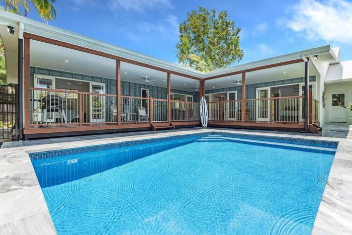 5 Cowrie Street - 4 Bedroom Beachside Queenslander