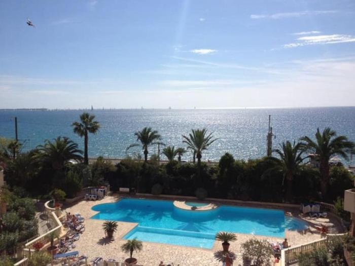 Bord de mer, terrasse, tout à pieds