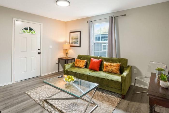 Cozy Remodeled 2 BD Heights Bungalow