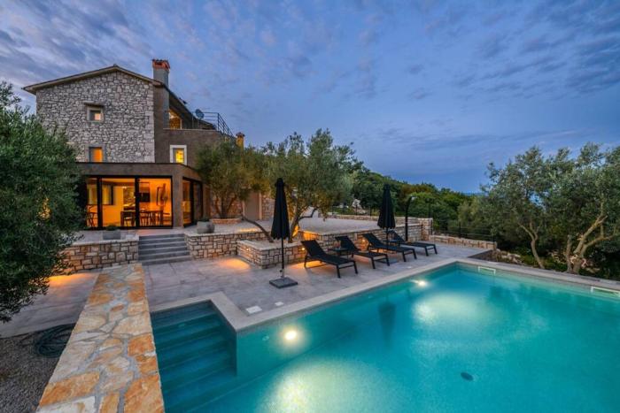 Casa Anonima by Briskva