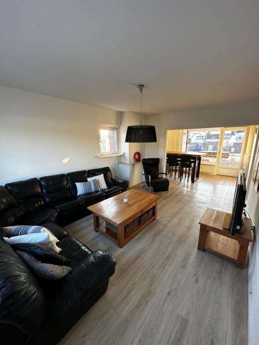 Lovely 2-bedroom apartment with balcony (near center)