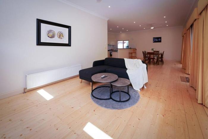 Twilight Villa - 3 bedroom house in Box Hill