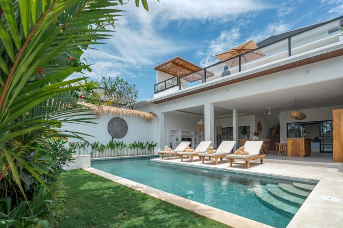 Villa Mayasa, 4-bedroom private luxury villa with Rooftop in Seseh Beach
