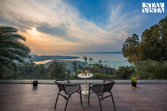 StayVistas Lake Pearl Serenity - Riverside, Mountain-View Villa with Jacuzzi, Sprawling Lawn & Terrace