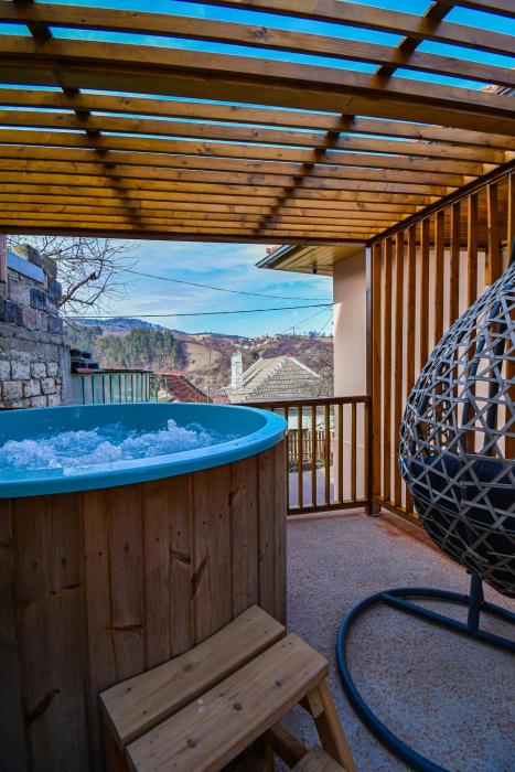 La Côte 26 - Restored Saxon Style House in the Old Town with Jacuzzi and Private Parking