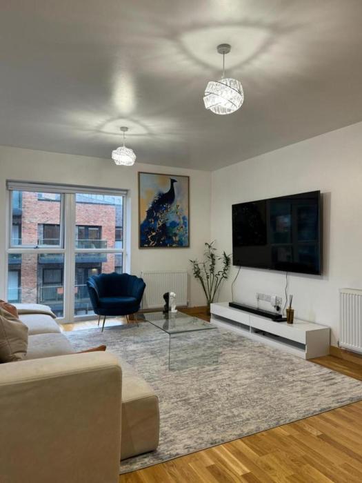 2-bed - 2-Bath - Sleeps 4 - Free Parking