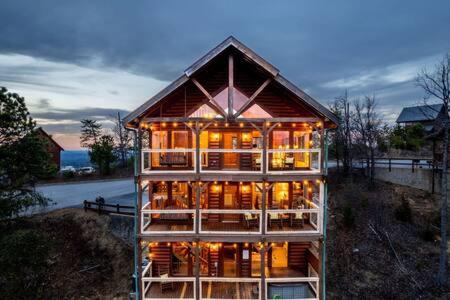 Dog Friendly Cabin, Hot Tub, 10 Mins to Dollywood , 3 Decks with Views, Sleeps 10, Near Parkway & Smoky Mountains, Cozy Living Space, 24H Support