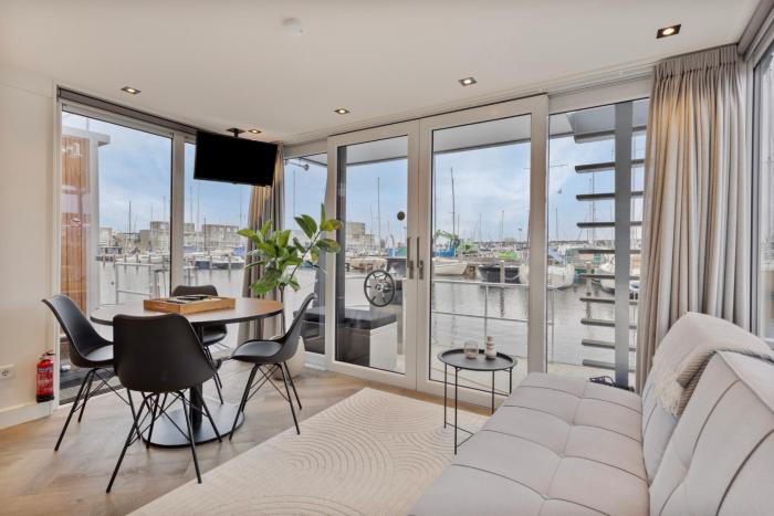 Luxurious waterloft near beach and centre by Weltevreden Experience