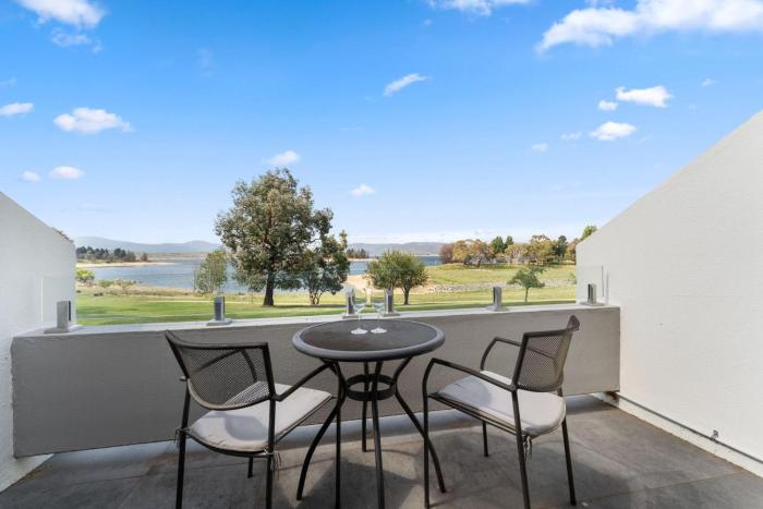 Horizons 414 - Deluxe Lake Front Studio l Pool l Tennis l WiFi