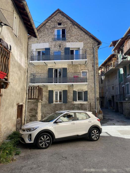 Maison de village de 1802, fraîchement rénovée à Beauvezer 04370