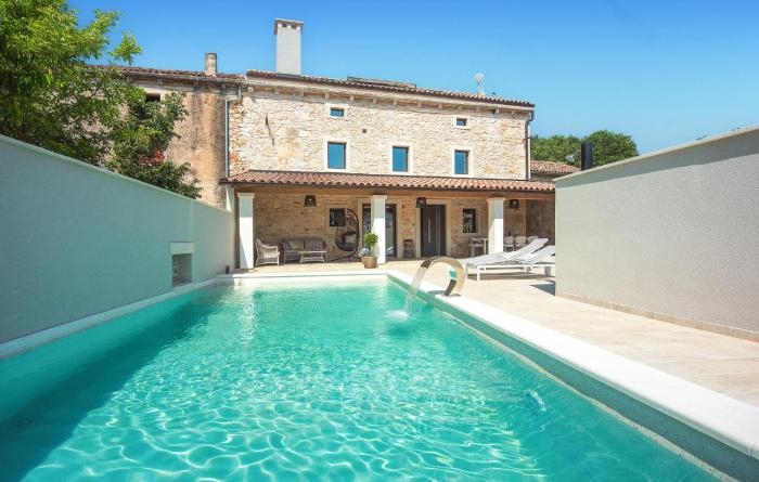 Stunning Home In Krnica With Wifi