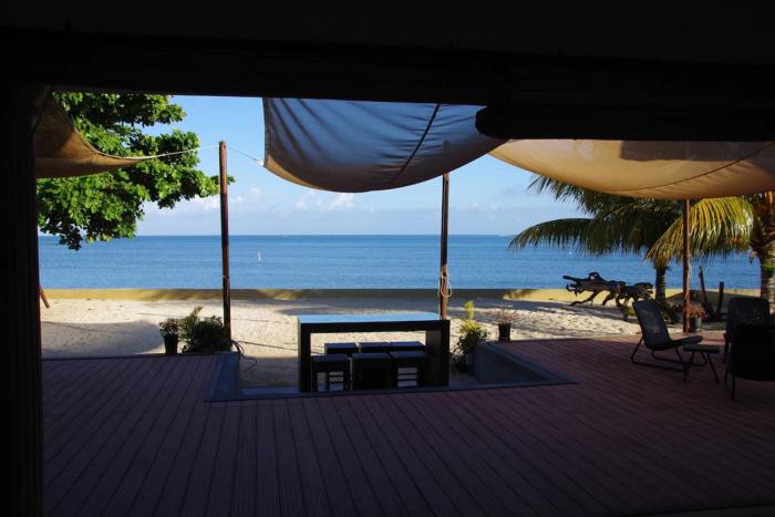 Belle villa , pieds dans leau avec piscine