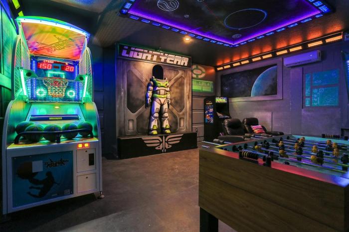 Pixar Paradise Pool & Spa Sleeps 20 Near Disney