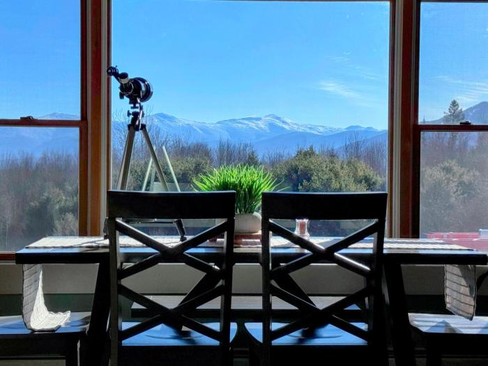 64J Stunning sunsets, just 20 mins to Bretton Woods. Hot Tub, Foosball, AC, dog friendly!