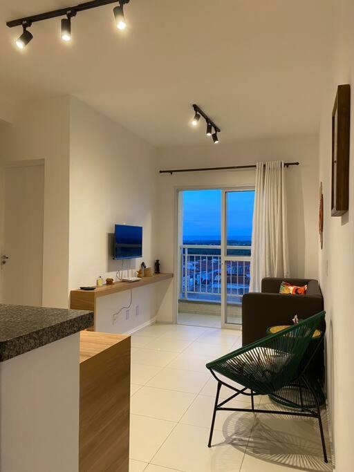 Apto completo com 02 quartos climatizados, estacionamento e portaria 24 horas, próximo ao Aeroporto!