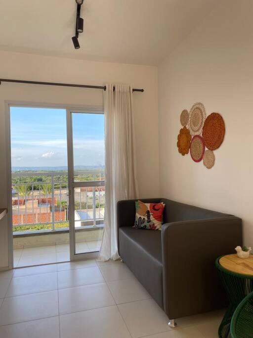 Apto completo com 02 quartos climatizados, estacionamento e portaria 24 horas, próximo ao Aeroporto!