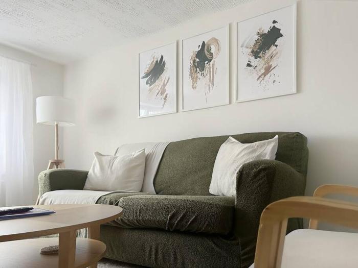 Private guest house - Double bedroom, en-suite and workspace with private entrance, first floor with no lift and no full kitchen