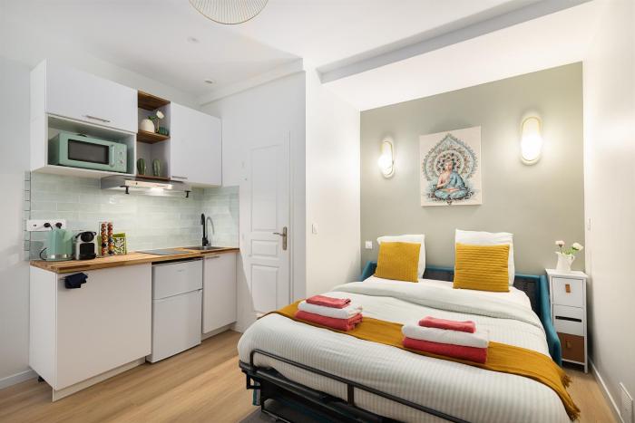 Guestrust - Arc de Triomphe Green