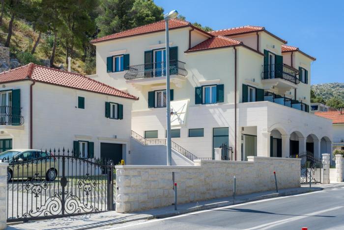 Apartments with a swimming pool Hvar - 22502