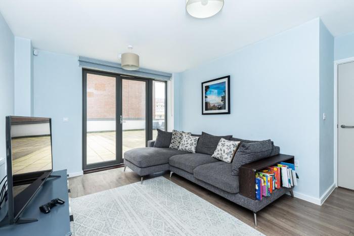 Modern 3BR wPatio & free parking, Canning Town