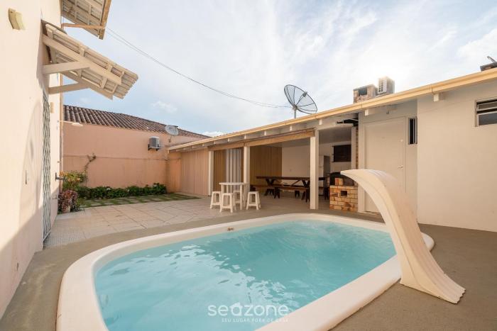 Casa 5Q c piscina no centro de Penha BSL190