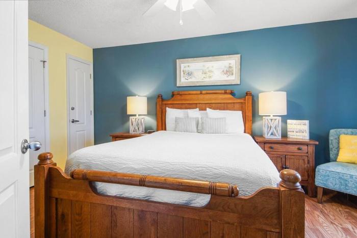 Lazy Palm 4 Pools Short Walk To Beach! Sleeps 5!