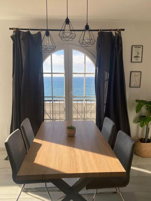 Apartamento tres habitaciones primera línea de playa