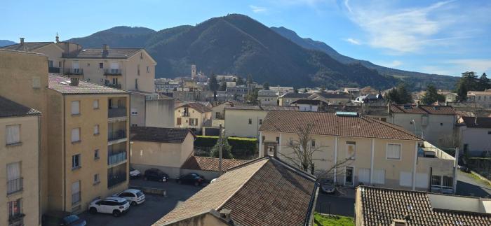 Studio avec balcon et vue panoramique sur le Cousson proche Thermes