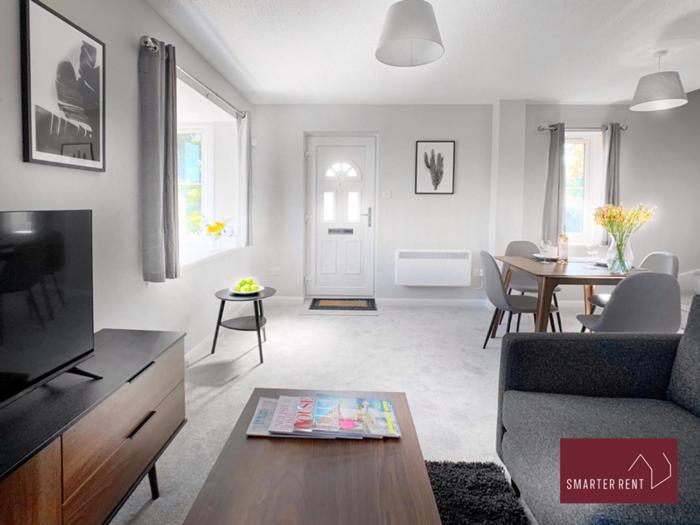 Wokingham - 2 Bed Stylish House, Central - Parking