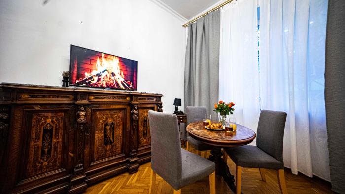 Apartment with Antique furniture in The Old Town, metro