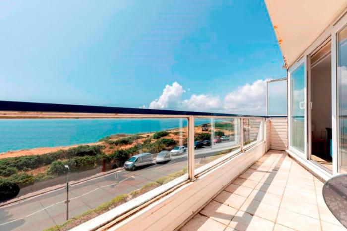 SOUTHBOURNE SANDS by BOURNECOAST - A Clifftop Apartment with Balcony and SEA VIEWS Just Minutes from Sandy Beaches - FM1410