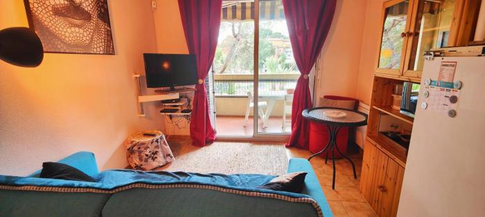 Lovely studio with balcony - near the beach