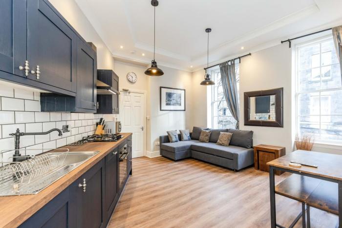TRADITIONAL 3 BEDROOM QUIET DUPLEX FLAT BY HIGH ST, TRAMS and BUSES - JUST 1-5 MILES TO CENTRE