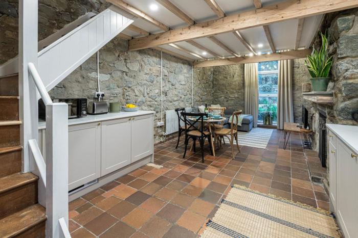 Cheerful 2 bedroom cottage with garden